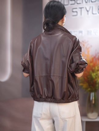 穿上这款短款皮衣,轻松驾驭秋冬时尚!免费退货,放心买! 姐妹们!这款超棒的小牛皮短款皮衣真的太好穿了!!!而且有运费险哦~喜欢就赶紧冲吧!!#ootd穿搭#秋冬穿搭#外套穿搭#海宁皮衣#预制国庆出游穿搭