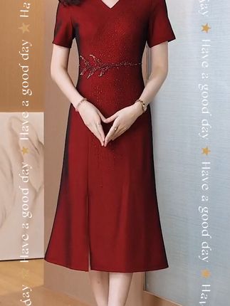 穿上这条红裙,你就是派对上的贵妇! 品牌夏季新款红色长裙,贵夫人风格自带气场。时尚气质有设计感,轻奢高级显品味,长裙摆藏肉显瘦,日常穿很合适。# 红色贵夫人 #品牌连衣裙 #夏季轻奢