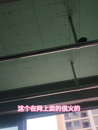 阳台终于告别乱糟糟!防风晾衣架轻松安装,免费退货无忧换 自从有了这款 304 不锈钢顶装固定式晾衣架,晾衣这件事变得轻松又愉悦。它不仅解决了我家之前晾衣的诸多难题,还以其出色的材质、稳固的设计和便捷的使用体验,成为了我家阳台的得力助手。如果你也在为挑选一款合适的晾衣架而纠结,不妨考虑一下这种 304 不锈钢顶装固定式的,相信你也会被它的优点所折服,享受它带来的便利生活 。#好物推荐🔥 #居家好物 #家居好物 #晾衣架 #阳台 #兰雍家居日用旗舰店