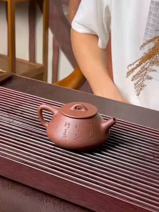 古朴石瓢茶壶,泡茶更显雅致! #超能下蛋鸭视频激励活动 #舌尖上的抖音:丰收的味道在抖音 全手工紫砂壶!古朴典雅、端庄大气。喜欢就别错过啦~#紫砂是一种很新的文化