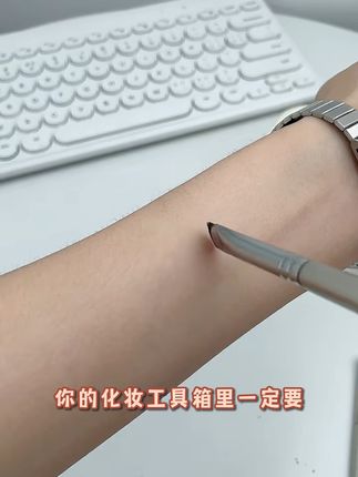 眼线新手福音!一笔成型超细眼线刷,包邮到家试试看! 姐妹们!这个好物真的太划算了!!!下单就送一套超值福利~快冲吧!!!