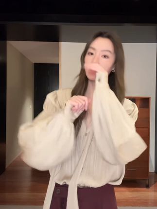 杏金色衬衫,优雅V领让你瞬间提升气质! #早秋不费力显贵穿搭 #如果上班都穿流光高智风 #早秋穿搭公式来了 #晒出你的硬核穿搭公式 #琥珀系拉抽屉变装