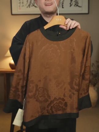 穿上这件香云纱衬衫,魅力拉满!!! 今天是最后一天了!明天开始就要收仓啦!!!有喜欢这款衣服的朋友抓紧时间下单吧~运费险哦~可以放心拍!#面料柔软舒适#高级感穿搭#衬衫穿搭#衬衫#普通衬衫如何穿出不普通感