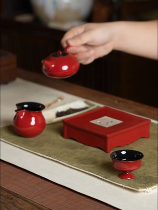 一抹红韵,点亮茶席 在茶的世界里,这款红色高足杯宛如一抹炽热的红韵,点亮了整个茶席。它的杯身采用鲜艳的红色釉料,色泽浓郁而醇厚,仿佛是从天边采撷的一抹红霞,散发着独特的魅力。#茶杯 #泡茶 #品茗杯 #茶生活