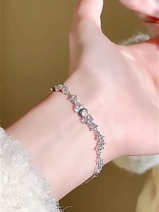 银链上的星月总在悄悄私语,月亮牵着星星的手,就像我牵着你一样 想买一款有品质、又不俗气的手链?这款足银手链帮你搞定!#送女生礼物 #时尚饰品 #手链 #银饰 #礼物推荐