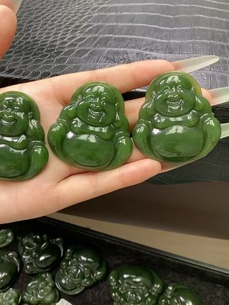 和田玉佛公吊坠,男女都适合的福气好物! 想送长辈寓意美好的礼物?这款挂件让祝福随身携带!#好物推荐🔥#和田玉#吊坠#礼物推荐#送礼佳品