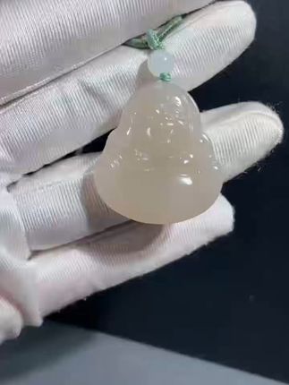 和田玉藕粉笑佛玉坠 弥勒佛 纯手工雕刻 油润 随行雕刻 造型简洁形象 笑脸可掬 工艺流畅 精湛 佩戴优雅 越戴越油润 越藏越珍贵 重量:11.9g 尺寸:32.9/30.2/6.7 #拳皇98终极之战视频激励活动 #在拍一种很新的VLOG