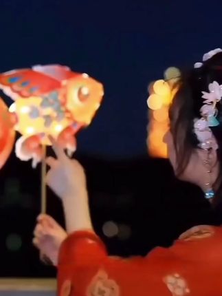 中秋夜提着这盏锦鲤灯笼,孩子眼睛都亮了! 这个小物件太好玩了!孩子自己动手做出来,还能当装饰品!#中秋节#中秋节手工灯笼#中秋灯笼#手工diy#亲子手工