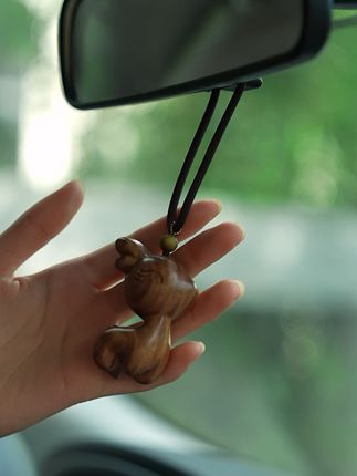 开车必备!这款小鹿挂件让旅程更有趣! 开车无聊又乏味?试试这款可爱的挂件!让旅途更有趣!#好物推荐🔥#文玩#文玩配饰#吊坠挂件#平安扣