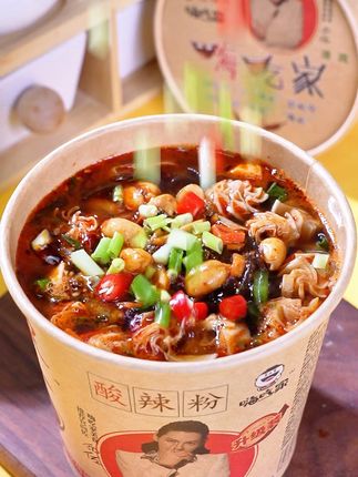 为什么你煮的酸辣粉总缺点灵魂 红油包一倒,粉泡得吸满汤汁,唆一口烫到跳脚也要继续吃,酸得够劲,辣得过瘾,汤都要喝到见盆底,这才是好吃的酸辣粉!#酸辣粉开吃 #酸辣粉 #美食分享