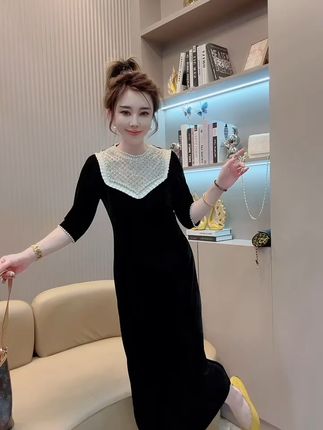 穿上这条丝绒裙,优雅过秋天!免费退货无压力 姐妹们!这个裙子真的太好穿了!!!面料质感超棒~关键现在有运费险!喜欢就赶紧冲吧!