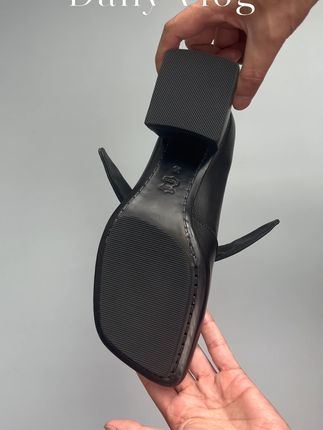一双浸润时光质感的水洗马皮单鞋 以柔韧肌理与细腻褶皱,承载法式浪漫的慵懒灵魂!#秋冬单鞋 #马皮女鞋 #好穿又好搭 #面料柔软舒适 #早秋贵气感穿搭