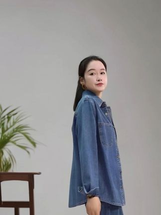 复古港风衬衫,轻松叠穿显瘦,不满意可退! #2025抖音创作者大会 妹们!这个季节一定要试试这种翻领牛仔衫!搭配打底裤、裙子都好看!关键现在有运费险!不拍白看!#中性风入秋穿搭灵感