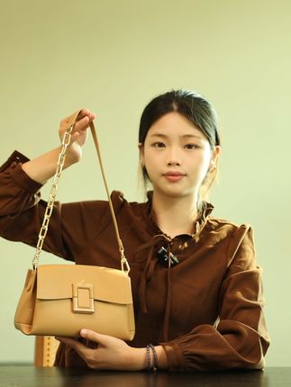 秋日必备!奶茶色包包的百搭魔法 奶茶色包包简直是秋日穿搭的 “神助攻”,不管是配风衣还是毛衣,都能轻松营造出高级又温柔的氛围,爱了爱了~