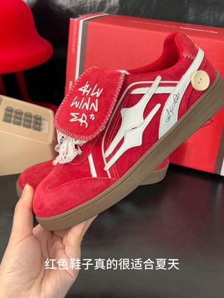 红色真的不是你的心动颜色吗? #德训鞋 #killwinner #夏日穿搭有这搭配公式就够了 #羽球人专属转场来了 #舒适感拉满的极简OOTD