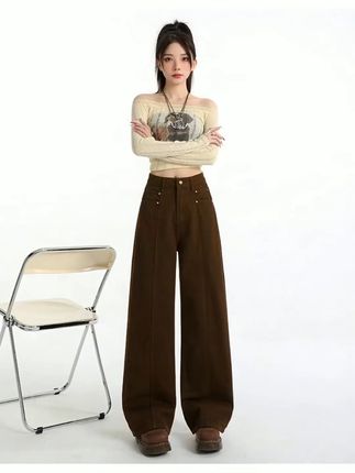 2025秋冬王炸!!拉夏贝尔咖色加绒阔腿牛仔裤,复古又藏肉~ 谁懂啊!秋冬终于蹲到 “保暖不臃肿的神裤了!!拉夏贝尔 2025 新款加绒咖色牛仔裤,把今年超火的复古风焊在腿上,今年秋冬的复古氛围感,全靠这条裤子撑着!怕冷又爱美的姐妹,这波闭眼冲绝对不亏!#暖系流光 #通勤搭配 #复古穿搭 #梨型身材救星 #秋冬加绒牛仔裤