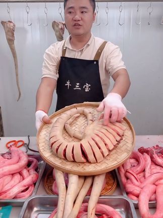 营养又美味!新鲜牛尾炖汤,滋补全家! 新鲜食材来啦!营养丰富的美味肉品别错过哦~#美食#牛肉#鲜牛肉#牛尾#在家做美食