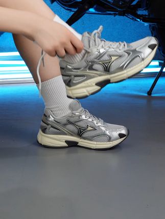 夏日跑步不怕热,这双透气美津浓太爽了! 这款鞋子真的太好穿了!颜值高、舒适又轻便,男女老少都能驾驭!#好穿不累脚 #美津浓 #透气舒适 #七夕 #用琥珀流光风打开秋天  SJ