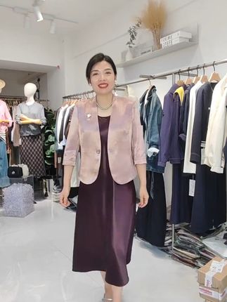 妈妈婚礼穿这件紫色礼服,好看又安心! 姐妹们!这个季节一定要给孩子准备一套好看的衣服了!!! 运费险!可以放心拍啦!!!#秋季穿搭#时尚妈妈装#婚宴妈妈装#喜婆婆喜妈妈婚宴装#舒畅的入秋穿搭都是琥珀系