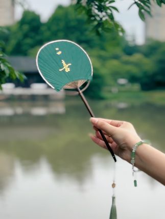 小个子女生也能穿出仙气!旗袍新风尚,免费退货无压力 姐妹们!这个季节一定要试试这款改良版中式服装~ 运费险超划算!喜欢就冲吧!!#迪丽热巴新中式恋夏风#围观红人神级出片现场#摆脱路人感的小个子女生穿搭#旗袍与马面裙碰撞更显古典美#夏日不费力一周穿搭合集