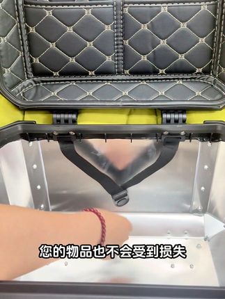 大容量防水星骑侠尾箱 铝合金材质 通用适配多种车架多容量可选 星骑侠尾箱采用铝合金打造,防水性能强,容量超大。通用设计适配多款新车型尾架,提供多种容量选择,做工精致,兼具实用性与质感。~#好物推荐 #摩托车 #骑行装备 #铝合金尾箱 #摩托车尾箱