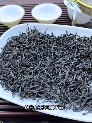荒山野茶,一口回甘。 家人们,这荒山红茶野得很!干茶乌沉沉的,带着股子山里头的劲儿。开水一冲,茶汤红得透亮,茶香混着点野果甜直窜。喝着绵柔不涩,咽下去喉咙润润的,配块粗粮饼,越喝越对味!#茶生活 #红茶