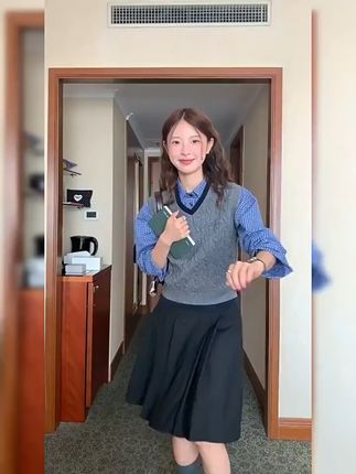 穿上它你就是校园里的清新女神! 姐妹们!秋冬穿啥?这套搭配让你告别臃肿感,轻松打造高级感!#早秋穿搭#秋季穿搭#韩系穿搭#套装#如何通过穿搭摆脱路人感