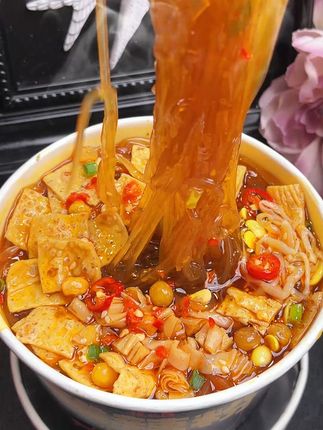 辣到上头!程校长酸辣粉,一口爽到灵魂深处! 担心速食粉泡后膨胀过度,吃着像 “海绵”?程校长黑金酸辣粉超靠谱!非油炸粉饼泡发率适中,膨胀后依旧保持紧实口感,不会虚软胀大,9 包料的分量能和粉完美搭配,吃起来 “粉有嚼头、料有口感”,不会觉得 “全是膨胀的粉”!# 不用怕粉胀太大速食 #非油炸适度泡发 #程校长黑金酸辣粉