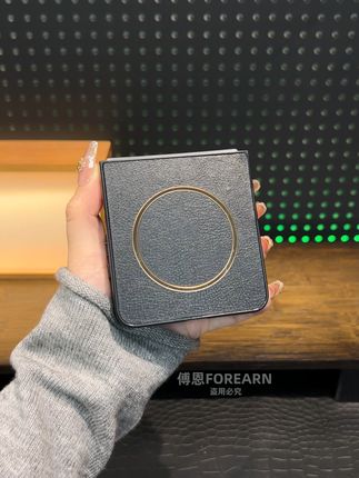 三星Z Flip7宝妈带机神器!疯马素皮耐脏好清洁,超薄前框 三星Z Flip7宝妈带机神器!疯马素皮耐脏好清洁,超薄前框防娃撕扯,磁吸外接充电宝追剧不断电,带娃也要轻便安心!#宝妈数码好物 #三星flip7手机壳