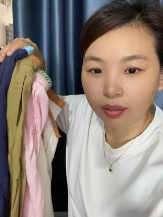 多款颜色裤子分享,超好看! 主播展示多款颜色裤子,防蚊防晒空调裤带搭,色彩丰富款式佳,快来看看有没有喜欢的。