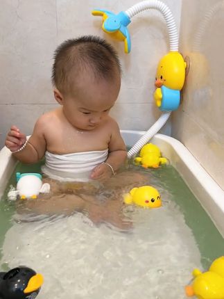 夏日必备!宝宝洗澡超欢乐的小黄鸭玩具来啦~ 戏水小鸭子,宝宝洗澡的好伙伴,发条轻轻一拧就可以在水里游来游去,太可爱了!#戏水玩具 #洗澡玩具 #儿童玩具 #哄娃玩具 #创作灵感