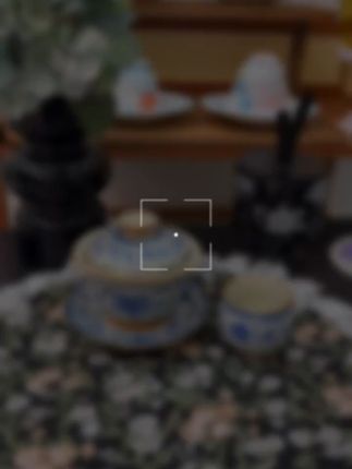 青花缠枝盖碗:喝茶人的“国风排面”,这质感绝了! 缠枝莲纹繁而不乱,在瓷面上活灵活现。端起它,你喝的是茶,更是独一份的东方雅致腔调~