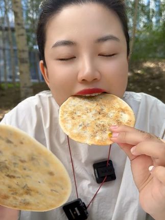 早餐新宠!梅干菜烧饼一口一个香到停不下来 今天又做了很多特色糕点!有需要的朋友赶紧下单吧~#糯米糍粑尝尝尝尝#图片仅供参考的绝品零食#跟着厚皮橙学做饭#再次爱上甜酸茶#与辉同行甘肃行
