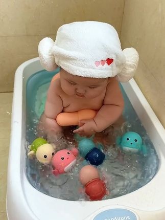 夏日戏水新宠!宝宝爱不释手的小海豚沐浴玩具 戏水小鸭子,宝宝洗澡的好伙伴,发条轻轻一拧就可以在水里游来游去,太可爱了!#洗澡玩具 #宝宝玩水 #戏水玩具 #母婴好物