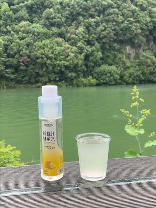 贺源记征服早八人课桌 早八冲教室,自习室久坐口干舌燥?贺源记柠檬汁蜂蜜水全搞定!安岳柠檬撞上秦岭洋槐蜂蜜,拧开摇一摇,酸甜立马来。上课困了抿一口,清爽提神图书馆刷题时放桌边,好喝又健康。小小一瓶放书包不占地,学生党闭眼囤就对了!#贺源记柠檬蜂蜜水 #柠檬蜂蜜水 #健康饮品 #配料干净 #好物分享🔥