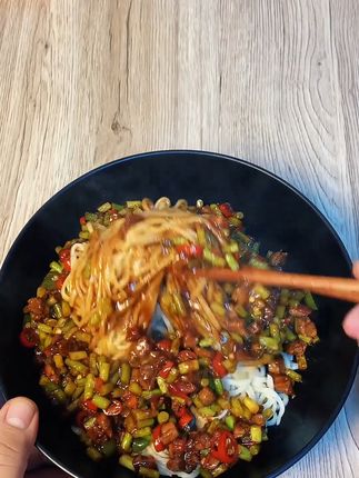 新疆手工拉面,奇台面粉新鲜到家! 今天又做了两锅面,味道不错!喜欢的朋友点击小黄车下单吧!#夏天来点“凉快”美食#被王源广州vlog馋哭了#邪修做饭有多简单#各地凉快美食申请出战#柠檬鸡爪的邪修做法