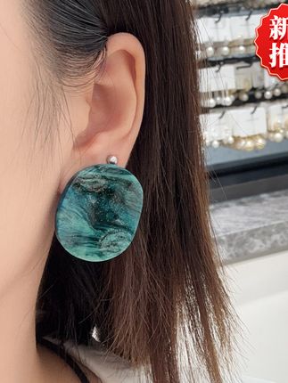 夏日必备!法式波浪边耳环让你瞬间提升气质 这个季节一定要戴一对这样的耳环!时尚又百搭,让你更有魅力~#夏日穿搭小心机#穿JK拍南昌之星也太出片了#夏季干净风穿搭#就用这个转场去溜达吧#搜索我的服装类型变装挑战