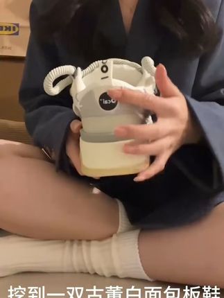 姐妹们!这款鞋子真的太好穿了!!关键现在有运费险活动!买一双等于两双啦~快冲吧!!#开学季#爆款热卖中#百搭鞋子#老爹鞋#夏季干净风穿搭