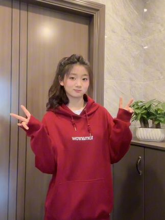 深色系人手必入酒红色!本命年yyds #卫衣穿搭#男女同款#卫衣穿搭 