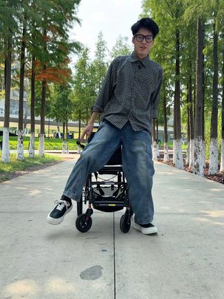 适合国庆户外出游用的代步小车,轻便可折叠设计,可以上飞机上高铁,还送一个购物篮。#户外 #代步车 #国庆假期 #轮椅