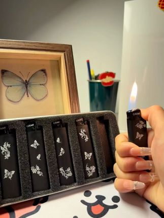 黑夜中的亮眼存在,草蜢夜光打火机点亮你的夜晚! 草蜢夜光蝴蝶打火机,铁盒五支装#草蜢打火机 #男友礼物 #礼物 礼物打火机
