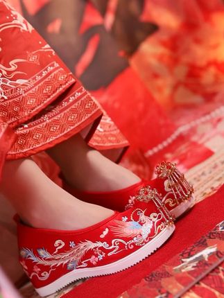 穿上这双古风婚鞋,婚礼上你就是最美的新娘! #古风鞋 #婚鞋 #中式嫁衣 #凤冠霞帔 #绣花鞋