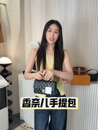香奈儿黑金手提包,让你瞬间提升气质! 香奈儿大迷你手袋!经典又百搭~现在有活动哦~快来看看吧!!#好物推荐🔥#二手奢侈品#奢侈品#包包推荐#包包种草