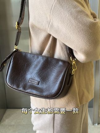 法式高级感!这款斜挎包让你瞬间提升气质 这个冬天一定要入的一款包包!经典又时尚,搭配各种衣服都好看!#秋日人生照片还得是琥珀流光风#我是又甜又酷的流光系少女#内娱琥珀系中女的力量感#琥珀系拉抽屉变装#背上乐迪gogogo