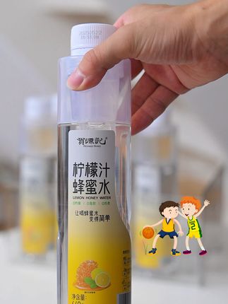 户外打球的清爽拍档——贺源记柠檬蜂蜜水 宝子们,户外打球的时候是不是又热又渴,普通饮料高糖不说,还越喝越黏腻,让人难受不已?那就赶紧带上贺源记柠檬蜂蜜水呀!它0脂肪、0色素、0防腐,健康又安心。打球间隙来上一口,蜂蜜的甜润瞬间如暖阳般驱散疲惫,柠檬的酸爽像一阵凉风赶走燥热,清爽解渴又带劲,让你在球场上状态直接拉满!#贺源记 #贺源记柠檬蜂蜜水 #饮品推荐 #仙女都在喝什么 #饮品