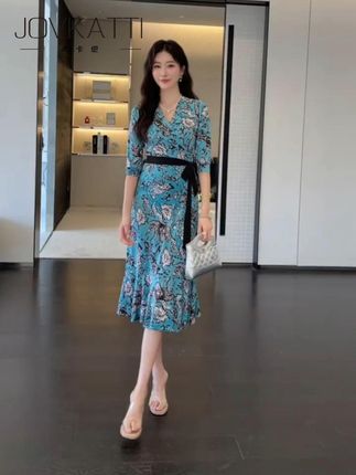 卓卡缇复古雅致蓝色花影裹身裙夏季新款浪漫鱼尾摆收腰时尚 ✨复古雅致蓝花影裹身裙,夏季 C 位出道!V 领 + 裹身收腰,精准勾勒曼妙曲线,鱼尾摆随步轻扬💫。透气面料适配炎夏,复古印花自带艺术氛围。从职场通勤到假日漫游,一键解锁法式浪漫与时尚松弛感~#复古穿搭时尚  #夏季连衣裙精选 #一击即中的夏日穿搭 #鱼尾裙穿搭 #穿搭小心机