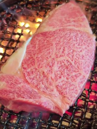 碳火直烤眼肉暴击!鲜嫩肉质裹着焦香,肉食控闭眼冲!