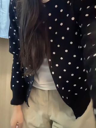 穿上这件小香风开衫,轻松显瘦又百搭! 姐妹们!这个冬天一定要入一件这样的衣服!!真的太好穿了~关键现在有活动哦~#显瘦穿搭#针织衫#针织开衫#内搭外穿都好看#拿捏秋冬叠穿公式