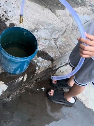 再也不怕换鱼缸水麻烦!手动抽油器轻松搞定 抖一抖铜头PVC管—虹吸之舞
