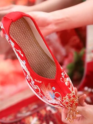 红色绣花婚鞋 高跟坡跟 秀禾新娘超吸睛 #古风鞋 #婚鞋 #中式嫁衣 #凤冠霞帔 #绣花鞋